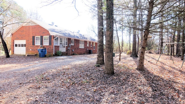Building Photo - Nice private ranch in the woods