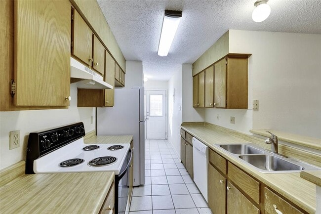 Building Photo - 9802 Hundred Oaks Cir