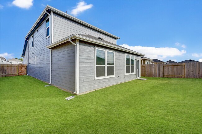 Building Photo - 25821 Hedgerow Dr