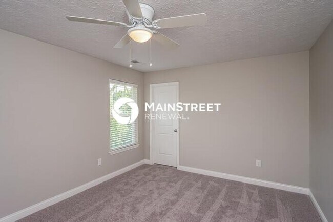 Building Photo - 4 Bedroom Pet-Friendly Home in Louisville,...