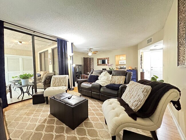 Building Photo - 4509 Carambola Cir S