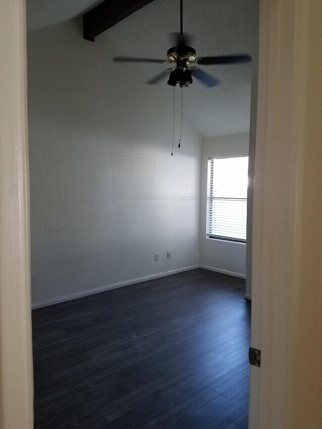 Building Photo - 2114 W Monona Dr