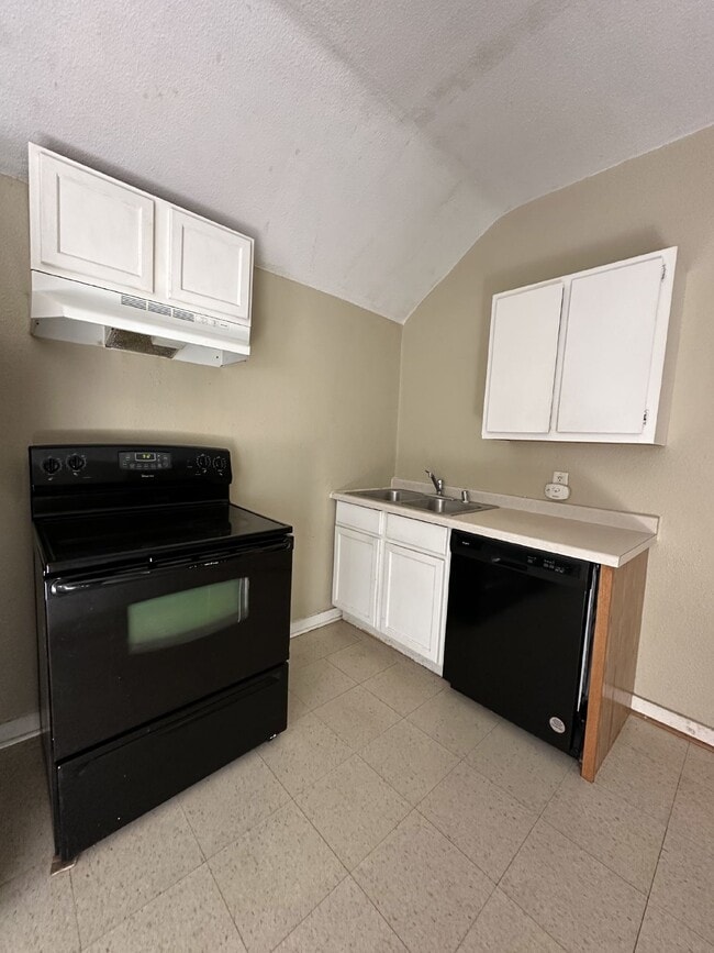 Building Photo - Great 1 bed 1 bath, not far from UWEC and Downtown Eau Claire
