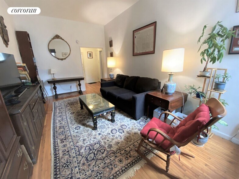 Building Photo - 103 W 74th St