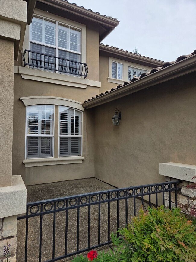 Building Photo - 5 Bdrm, 4 bath home located in Highland View Community off Silva Valley