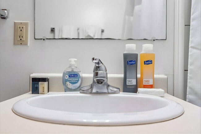 Building Photo - 402 W Dayton St