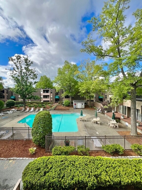 Building Photo - 2 Shrewsbury Green Dr