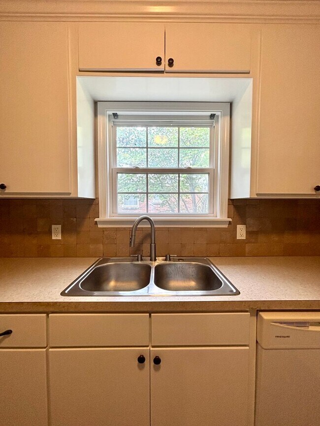Building Photo - Newly Updated 2-bedroom, 1-bathroom Home