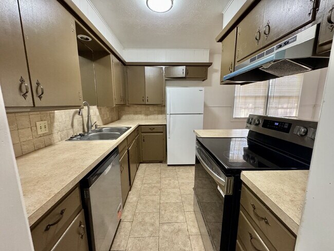 Building Photo - Comfortable and Spacious 2-bedroom home with a garage