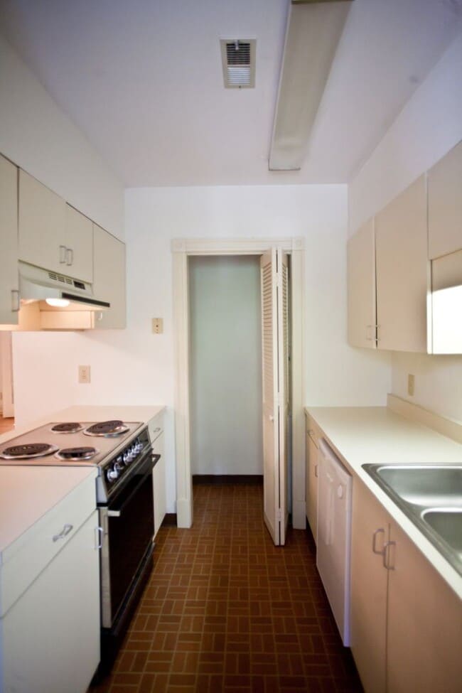 Building Photo - Beautiful condo with sunroom and hardwood floors - Short term lease only!