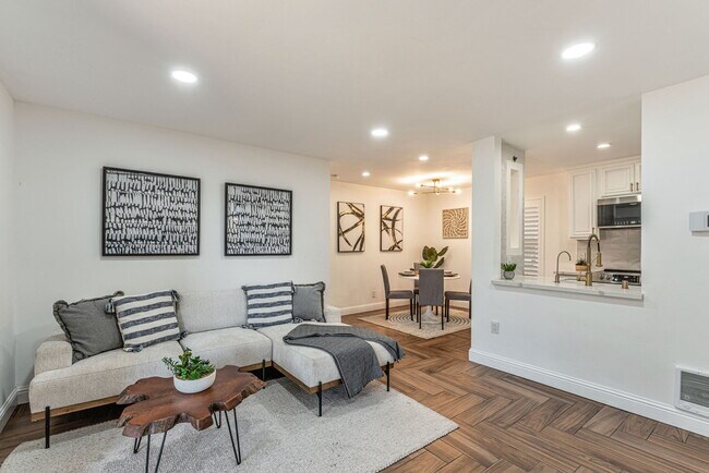 Building Photo - 665 Dartmore Ln