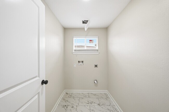Building Photo - 7946 Fowlie St