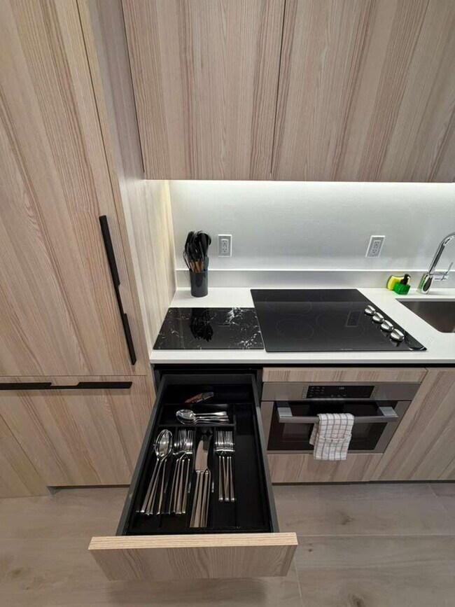 Building Photo - 225 N Miami Ave