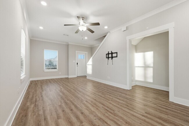 Building Photo - 3 Bedroom End Unit with a Lake View!!