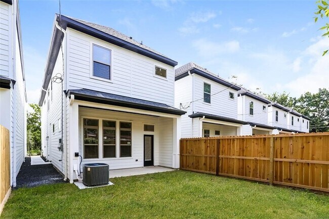 Building Photo - 3036 Truxillo St