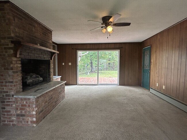 Building Photo - 4/2.5 in Beautiful Warrensville! Lots of S...
