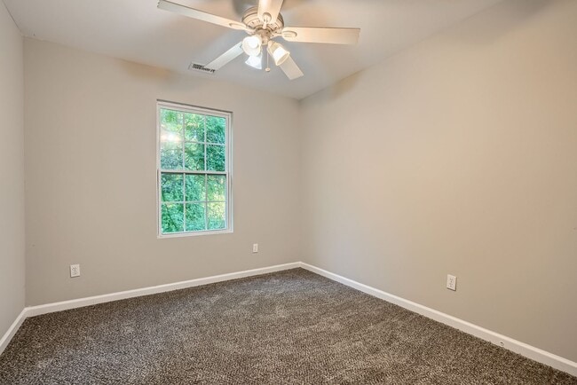 Building Photo - Affordable 2 Story Home - Fresh Paint - New flooring Large Lot - Close to Downtown Atlanta
