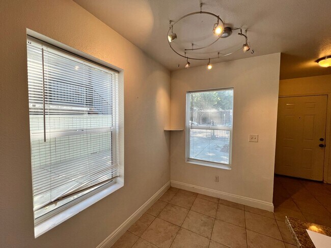 Building Photo - PRE LEASE TODAY!! Remodeled 2 bed, 2 bath unit in Midtown