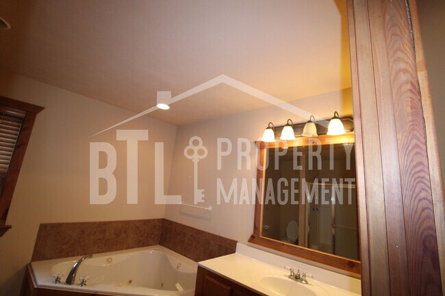 Building Photo - 574 Baldknobber Dr