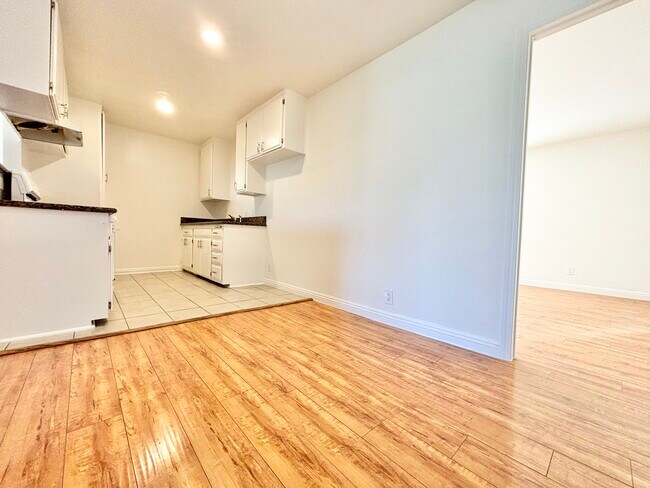 Building Photo - 316 E Hyde Park Blvd