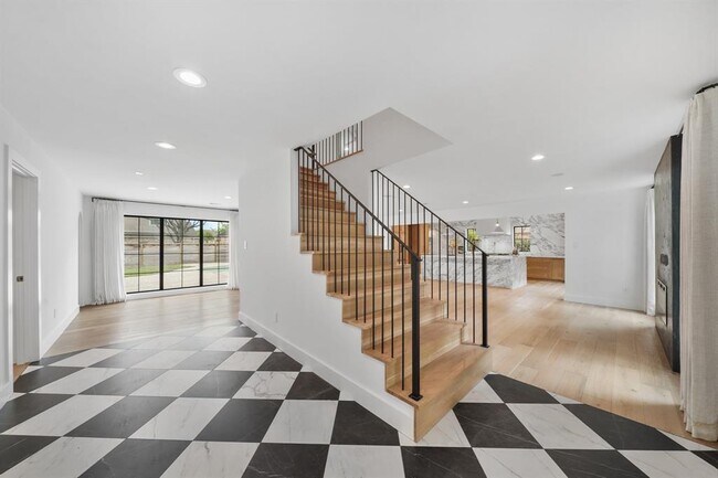 Building Photo - 819 Silvergate Dr