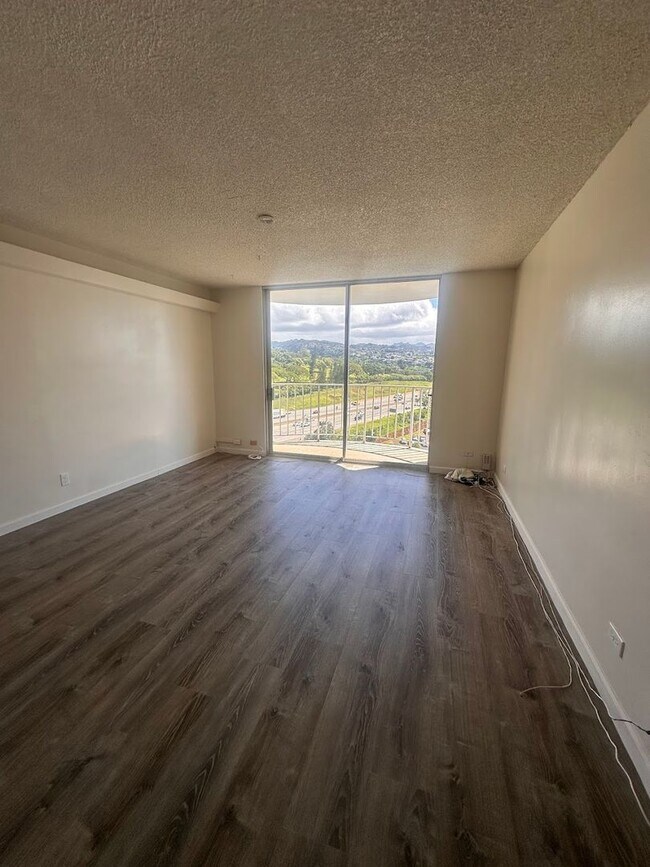 Building Photo - MOANALUA CURTIS #1208