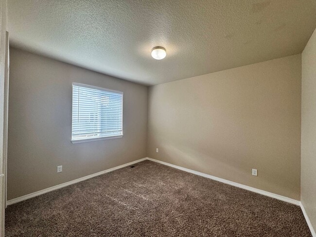 Building Photo - 3 Bedroom in Sierra Springs