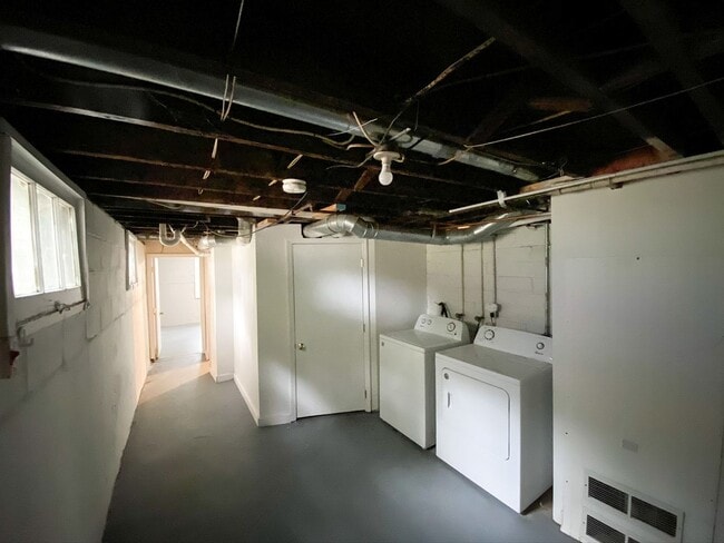 Building Photo - 4 Bedroom House Near Campus