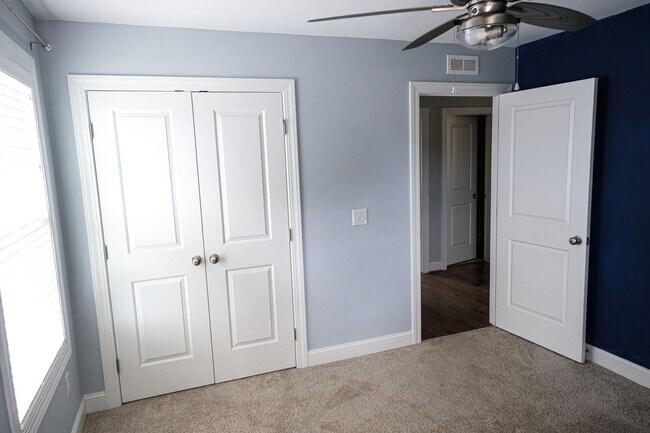 Building Photo - 3 Bedroom, 2.5 Bath in Prime Location! Law...