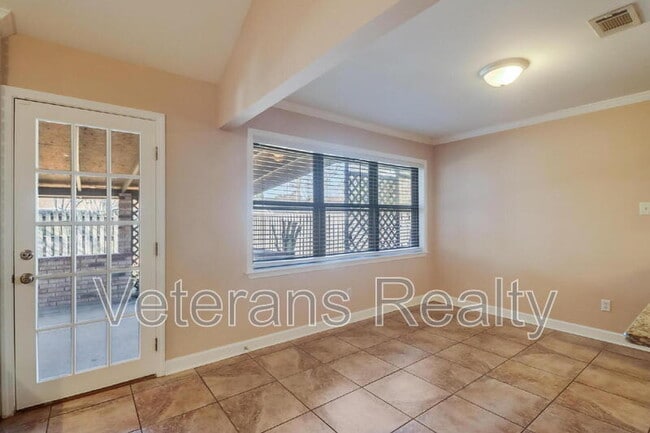 Building Photo - 2135 Baywood Dr