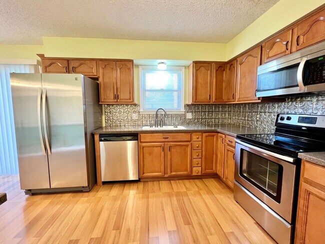 Building Photo - 4 Bedroom, 3 Bath walking distance to Amanda Arnold Elementary!