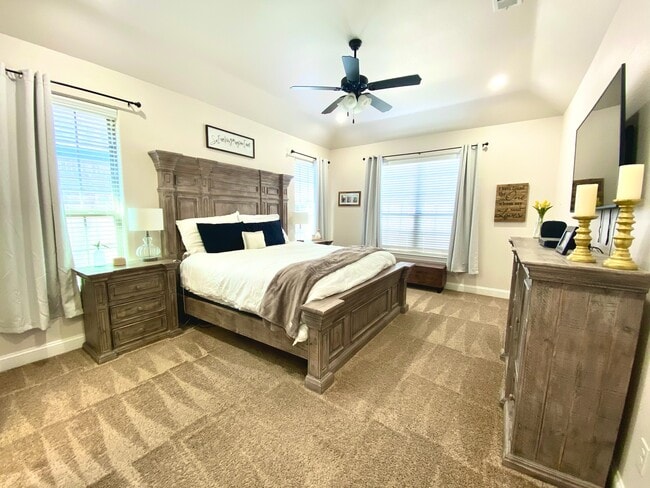 Building Photo - 1215 Desert Rose Dr