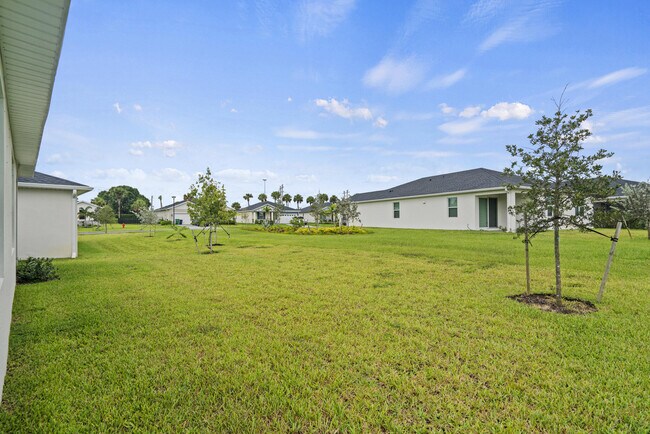 Building Photo - 8906 Dahlia Cir