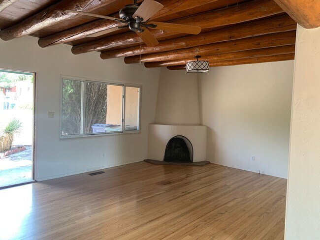 Building Photo - Renovated Santa Fe Home!!