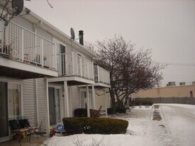 Building Photo - 321 Meadow Green Ln