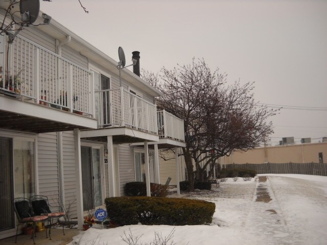 Primary Photo - 321 Meadow Green Ln