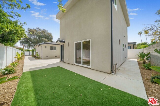 Building Photo - 6835 Yolanda Ave