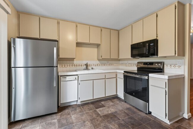 Building Photo - Large spacious 2 Bedroom in UTC