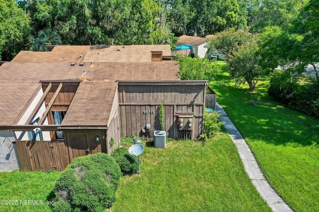 Building Photo - 10711 Whispering Woods Pl
