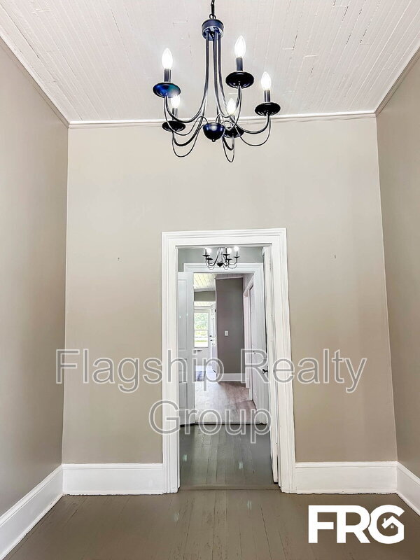 Building Photo - 304 N Caswell St