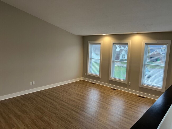 Building Photo - Beautiful 3 bedroom 2 1/2 bath house