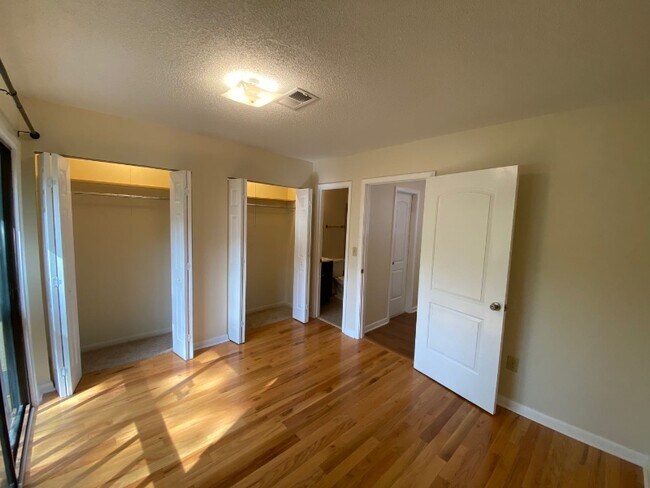 Building Photo - 449 Hickory Hill Dr