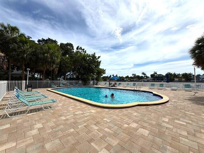 Building Photo - 1455 N Treasure Dr