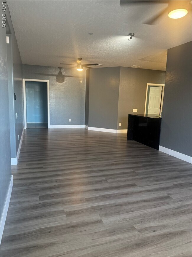 Building Photo - 6868 Sky Pointe Dr