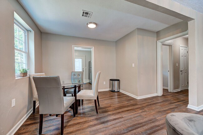 Building Photo - Updated 2 Bed+Study , 1 Bath HUGE Backyard Near Shops & Dining