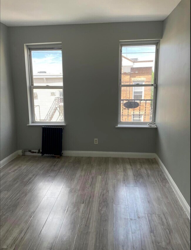 Building Photo - 325 37th St