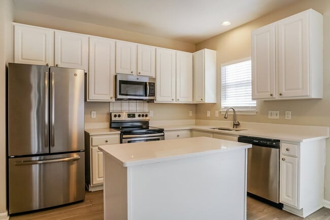 Building Photo - 632 Hanska Way