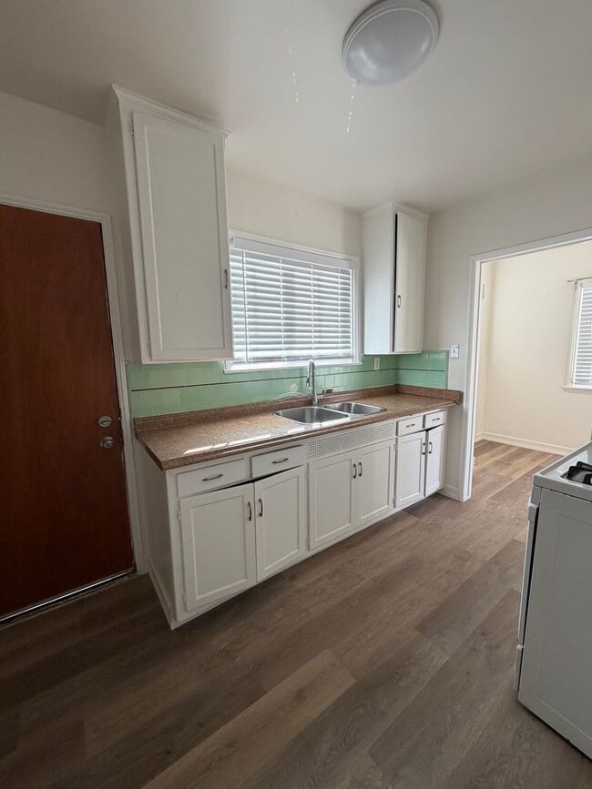 Building Photo - W Bevery Terrace