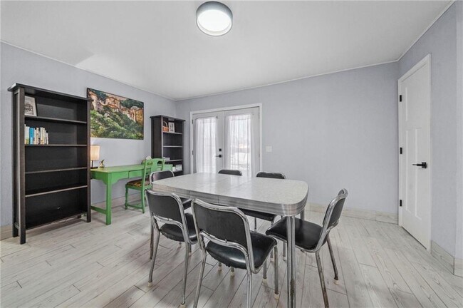 Building Photo - 1202 SW B St