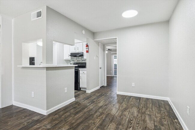 Building Photo - 3800 Sherwood Ln